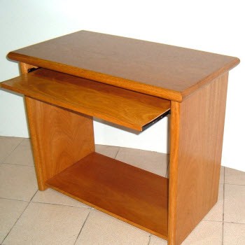 Mesa PC 90×50 Linea 7000 – Enchapada Madera – c/ 1 bandeja